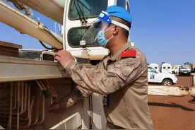 中国赴马里维和工兵分队协助友军完成天线吊装任务图片