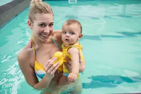 到底该不该让婴幼儿游泳？满月女婴游泳身亡，别拿孩子生命换教训图片