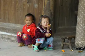 国庆节婆婆拿孩子的新衣换别人的旧衣给孩子穿，媳妇：再也不来了图片