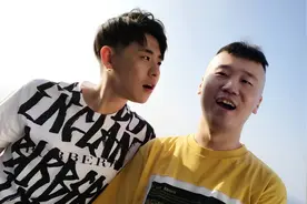 虽然德云社放假了，但角儿们并没有闲着，杨九郎与张云雷同台献艺图片