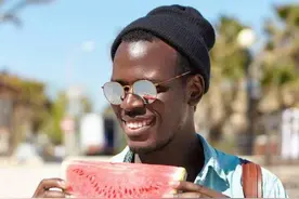 在美国送黑人西瓜和炸鸡等于找死，现在连葡萄味汽水也是歧视了图片