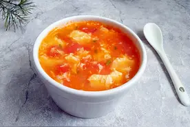 做西红柿鸡蛋汤，倒蛋液有讲究，做好3点，蛋花漂亮，口感顺滑图片