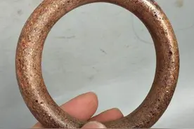 婆婆送老手镯给媳妇，媳妇嫌丑给了妹妹！专家：现在特后悔吧？图片