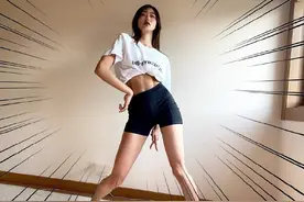 日本coser模仿JOJO立，这身材太让人羡慕了，马甲线一览无余图片