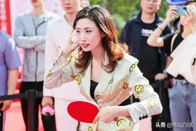 32岁奥运冠军郭跃形象大变！撩起长发再拿球拍，网友直呼认不出图片