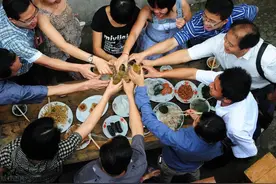 全国酒量排名前十的省市，网友：看完后才发现，还是北方人能喝图片