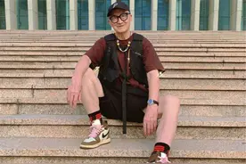 82岁爷爷穿粉色AJ上街，一身马卡龙配色，和孙子同款真时尚图片