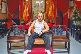 他是美国华人黑帮老大，被FBI列出162项罪名，终被判刑2900年图片