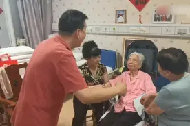 侍母至孝！张泽群陪87岁母亲在病房过节，卖力献唱母子靠眼神交流图片