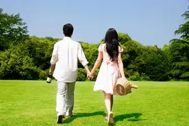 分手四年后再重逢金晨，注意邓伦的反应，这才是对前任最大的尊重图片