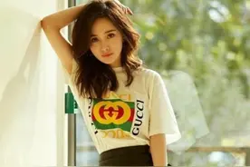 今年流行一种搭配，叫“短裤配筒袜”，尽显大长腿，杨幂都上头了图片