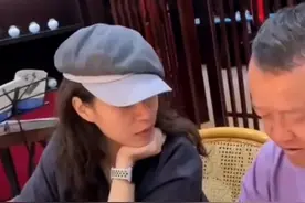 67岁曾志伟现身存茶美女作伴，笑容灿烂心情好，女方神似佘诗曼图片
