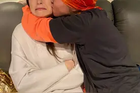 窦靖童热吻女生到脸变形，两人相识还是王菲牵的线，难怪不看李嫣图片
