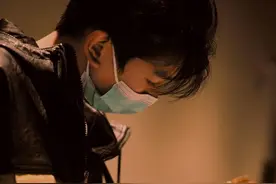 王源《四百击》乐队版MV释出 黑白色调彰显摇滚魅力图片