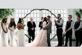 我带男朋友去参加姐妹的婚礼，他谁都不认识，却完全不尴尬图片