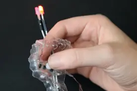 戴上这个神奇牙套，舌头就能当鼠标图片