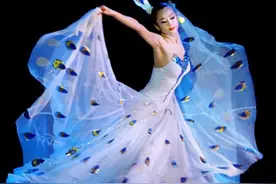 63岁杨丽萍逛花市，男友人贴心照顾，为跳舞两度离婚，至今无儿女图片