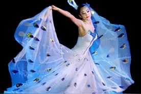 63岁杨丽萍逛花市，男友人贴心照顾，为跳舞两度离婚，至今无儿女图片