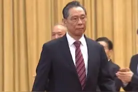 钟南山获“共和国勋章奖”，获奖前哽咽回忆抗疫：中国人民打不倒图片