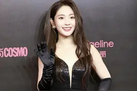 邢菲走红毯，“假发片”掉了？现场尴尬到用脚抠地板，发量成亮点图片