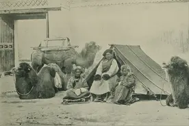 清末老照片：1906年的北京，天坛荒草萋萋，旗人妇女骑驴出门图片