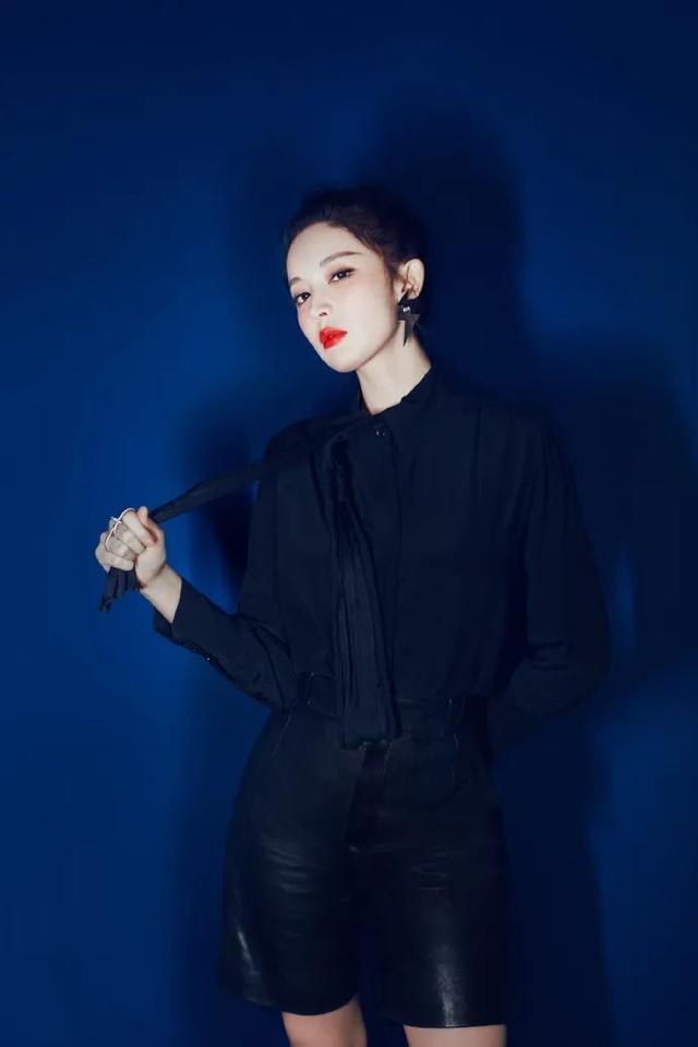 建议皮肤“暗黄”的女人，选这几种服装配色穿，不挑肤色还很靓丽