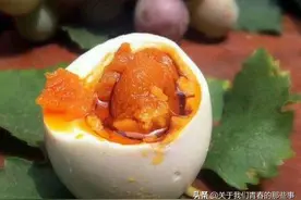 腌咸鸡蛋，别只知道加盐！多加2种料，又香又入味，个个起沙流油图片