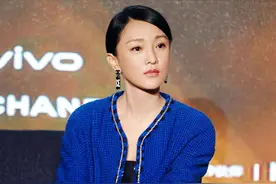 周迅穿出了70后女性想要的气质感，一身蓝色套装，简约高级图片