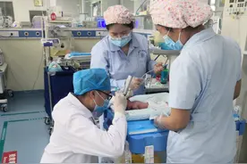 汝州这位男医生单膝跪地的样子真帅！图片
