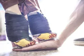 105岁的裹脚老人，双脚可以放到手掌上，55年没人看过她的脚图片