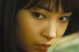 男主拥有预测能力后，借着能力实施复仇计划，电影拉普拉斯的魔女视频封面
