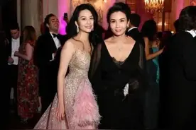 邱淑贞17岁二女儿穿露脐装，身材很火辣，但脸大眼睛小更像爸爸图片