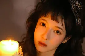美女壁纸｜少女的暗黑系蕾丝小黑裙图片