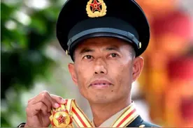 最牛的兵！初中文化却被称为“全能兵王”，服役34年两次被召回图片