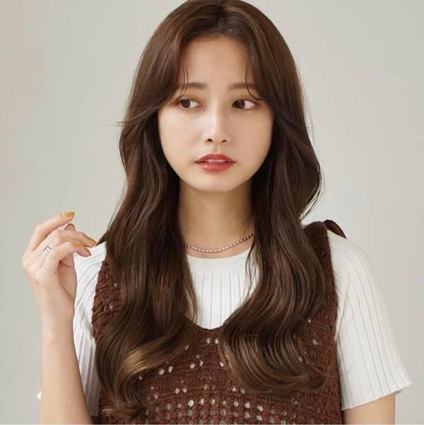 宽脸非常适合留这种极具女人味的柔和层次长发,适度的大波浪卷巧妙