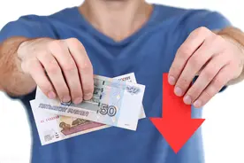 员工以单位停发受伤工资为由辞职状告单位支付补偿金，员工赢了图片