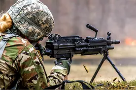 M249班用自动机枪，成为美军三军中最具，持久连射火力的武器图片
