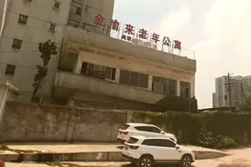 重庆一处无奈的城中村：房屋老旧不堪，房东降租也难留租客图片