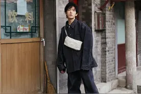 井柏然身穿黑色廓形套装 漫步小巷随性洒脱图片