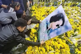 空军英烈余旭同志墓，一年四季簇拥鲜花，碑前摆放战机模型图片