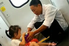 舍不得换卧铺，父亲和4岁女儿蹲在过道吃面，看到他的笑容泪目图片