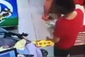 大妈狠掐婴儿车内的孩子致其脚皮剥落 局部红肿 大妈被拘留图片