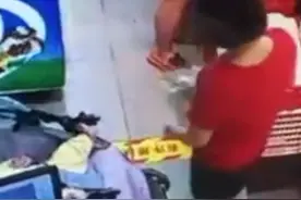 大妈狠掐婴儿车内的孩子致其脚皮剥落 局部红肿 大妈被拘留图片