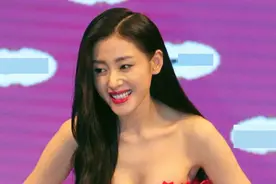 张天爱与哥哥关系太亲近惹争议，当着嫂子的面，背后抱着哥哥撒娇图片