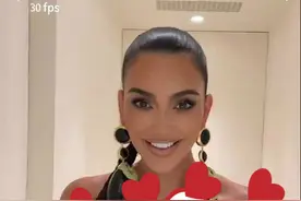 金·卡戴珊姐妹盛装过节，妹妹凯莉大红皮裙抢镜图片