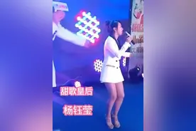 49岁杨钰莹现身商演捞金，现场简陋太嘈杂，被评一首歌唱一辈子图片