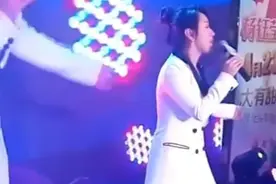 49岁杨钰莹现身商演捞金，现场简陋太嘈杂，被评一首歌唱一辈子图片