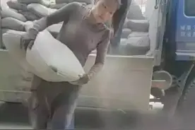 号称1天背2000袋水泥，开直播卖惨骗同情，驾豪车被揭穿人设崩塌图片
