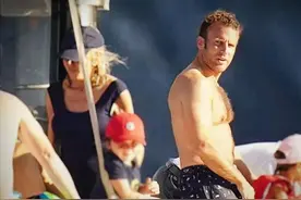 马卡龙终于有时间去度假，67岁布丽吉特穿泳衣摆pose，老公乐开花图片