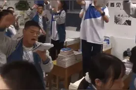 陕西高三学生“魔幻”早读走红网络，网友笑称“大型蹦迪现场”，校方：学生很有激情图片